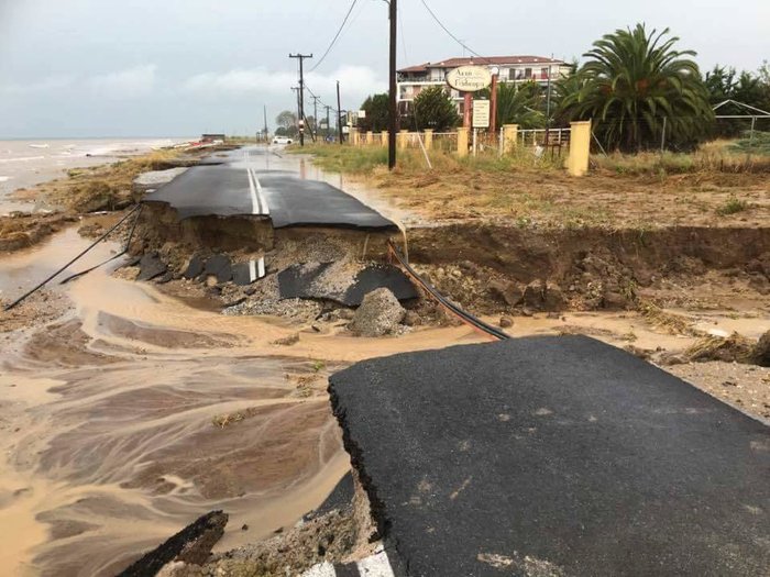 Φωτογραφία-σοκ: Ο δρόμος κόπηκε στα δύο