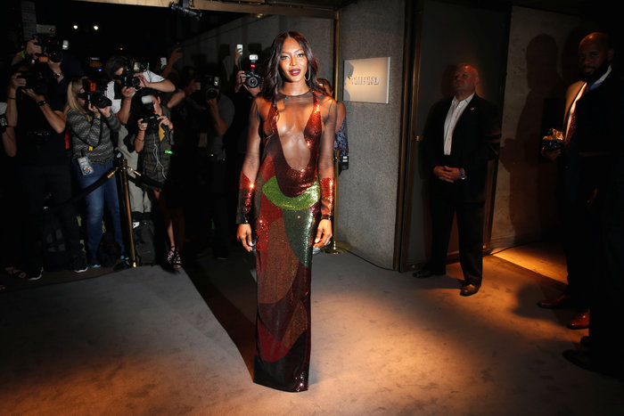 H Nαόμι Κάμπελ με συγκλονιστικό φόρεμα Tom Ford που έκοψε ανάσες