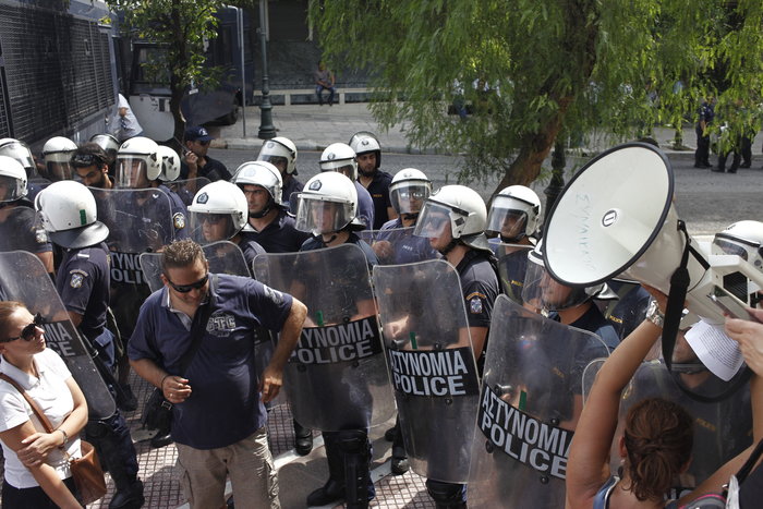 Ενταση σε Μαξίμου και Βουλή με εργαζόμενους του Athens Ledra - εικόνα 2