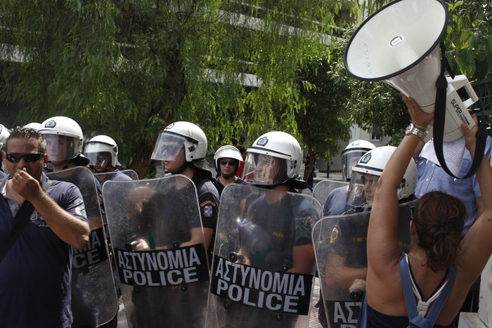 Ενταση σε Μαξίμου και Βουλή με εργαζόμενους του Athens Ledra - εικόνα 3