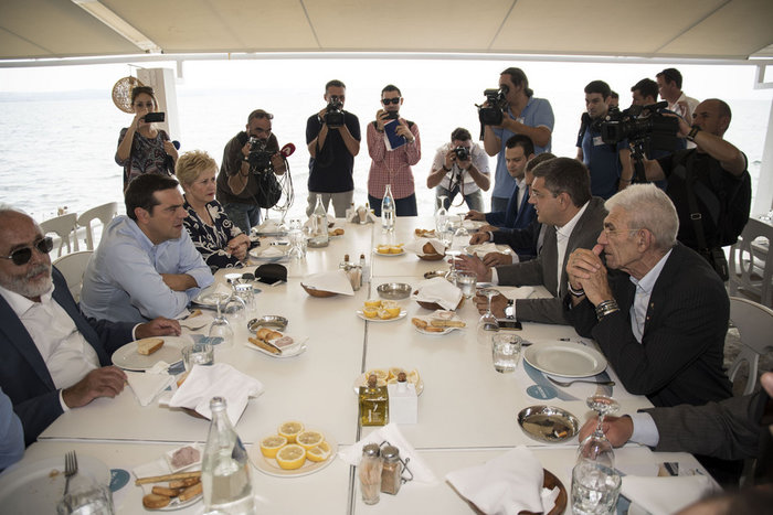 Γεύμα Τσίπρα με Μπουτάρη-Τζιτζικώστα σε ψαροταβέρνα