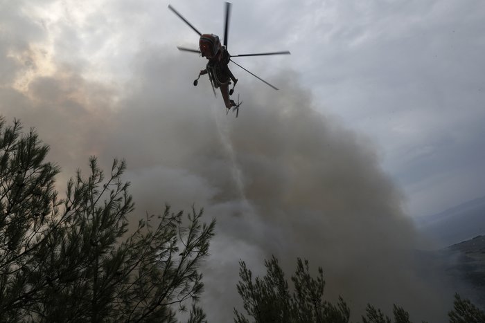 Θάσος: Μάχη με τις φλόγες και το χρόνο πριν πέσει το σκοτάδι