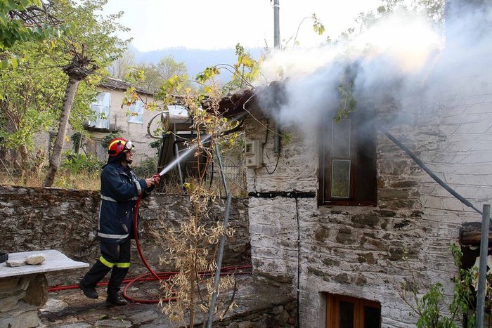 Θάσος: Μάχη με τις φλόγες και το χρόνο πριν πέσει το σκοτάδι - εικόνα 2