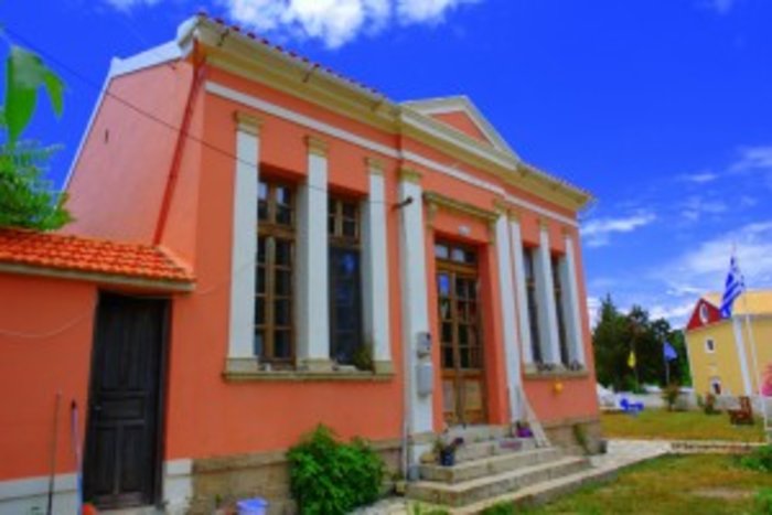 Οι τρεις μοναδικοί μαθητές σε δημοτικό σχολείο του 1920 στην Ερεικούσα - εικόνα 2