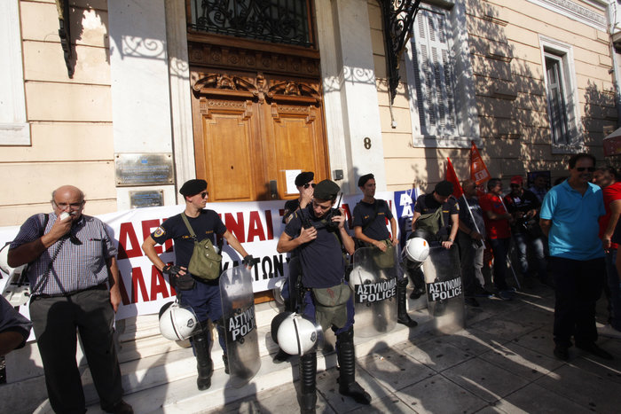 Διαμαρτυρία έξω από τα γραφεία του Ευρωκοινοβουλίου - εικόνα 3