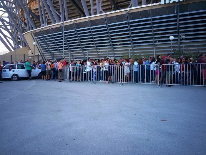 Στην ουρά εκατοντάδες Πατρινοί για μια σακούλα τρόφιμα