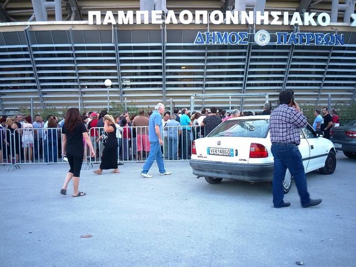 Στην ουρά εκατοντάδες Πατρινοί για μια σακούλα τρόφιμα - εικόνα 2