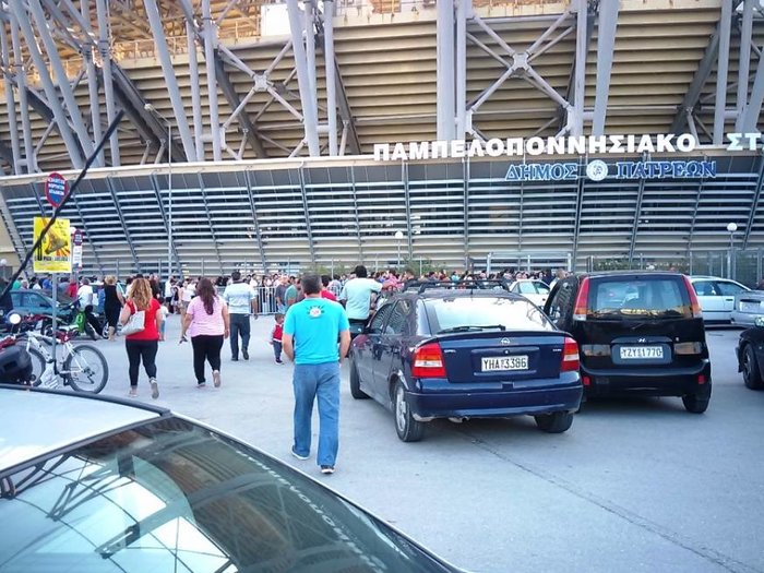 Στην ουρά εκατοντάδες Πατρινοί για μια σακούλα τρόφιμα - εικόνα 3