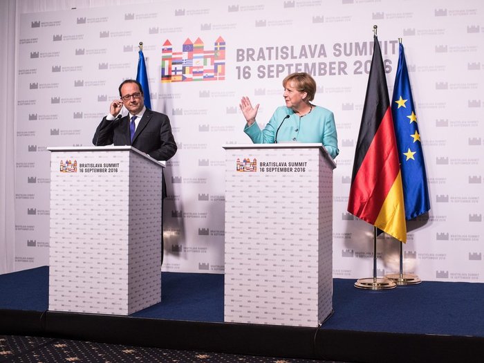 Μέρκελ και Ολάντ σε κοινές δηλώσεις τους μετά το τέλος της Συνόδου στην Μπρατισλάβα