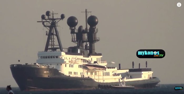 Στη Σαντορίνη με την ασύλληπτη θαλαμηγό της η Μαράια Κάρεϊ [Εικόνες]