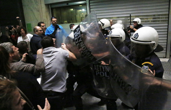 Ξύλο ΜΑΤ - εργαζομένων έξω από το υπουργείο Εργασίας