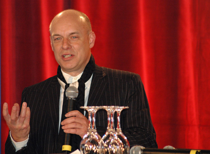 B.Eno:Ο παραγωγός του Bowie και των U2 έρχετα. Μια ματιά στη ζωή του - εικόνα 3