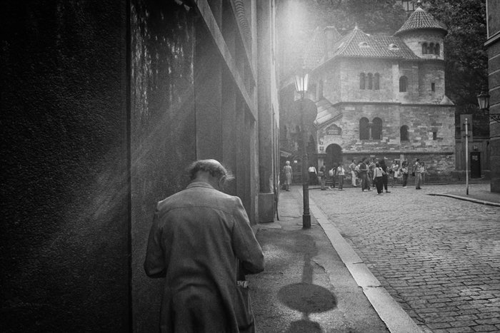 Οι εικόνες μιας άλλης σκοτεινής Ευρώπης - εικόνα 2