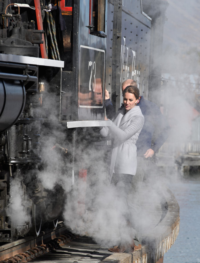 Παραλίγο να πέσει στο παγωμένο ποτάμι η Κέιτ Μίντλετον [Εικόνες] - εικόνα 2
