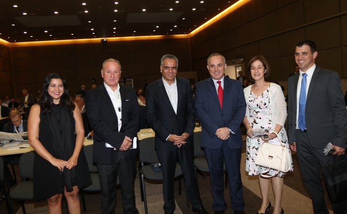 Στο κέντρο οι Υπουργοί Ενέργειας Ελλάδας και Ισραήλ κ.κ. Πάνος Σκουρλέτης και Γιουβάλ Στάινιτς. Δεξιά και αριστερά τους, η πρέσβης του Κράτους του Ισραήλ στην Αθήνα κα Ιρίτ Μπεν-Άμπα και ο Δ.Σ της ΕΛΛΗΝΙΚΑ ΠΕΤΡΕΛΑΙΑ Α.Ε. Γρηγόρης Στεργιούλης. Στα άκρα, συνεργάτες της πρεσβείας του Ισραήλ.