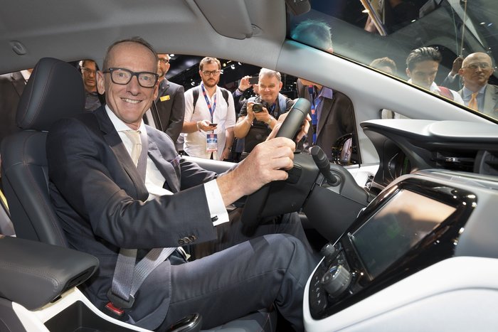 Από το Λονδίνο στο περίπτερο Opel στο Παρίσι με μία φόρτιση το Ampera-e