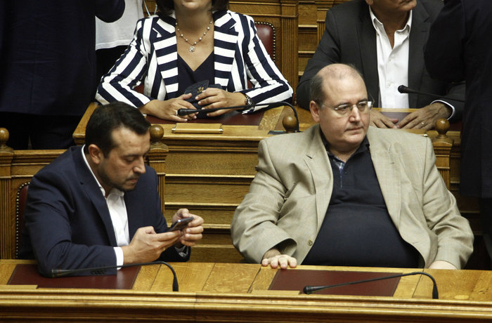 Ιερώνυμος σε Βούτση: Τα σπίτια μας καίγονται και εμείς τραγουδάμε - εικόνα 3