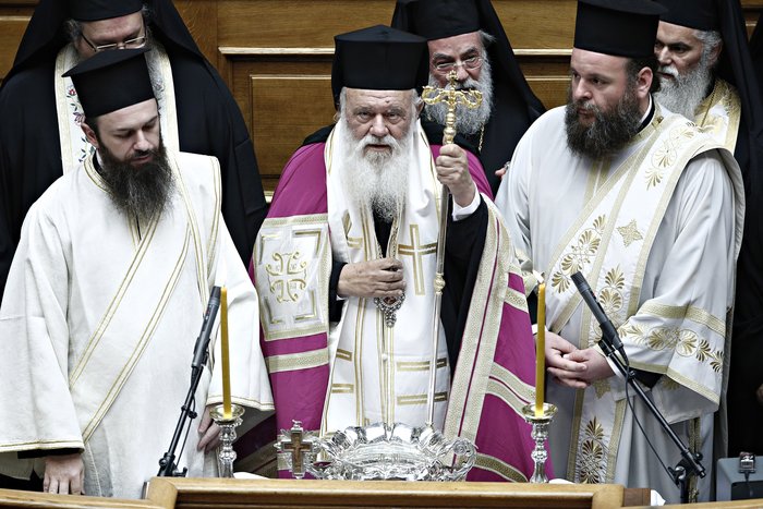 Ιερώνυμος σε Βούτση: Τα σπίτια μας καίγονται και εμείς τραγουδάμε - εικόνα 2