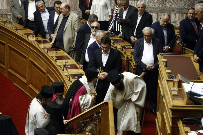 Ιερώνυμος σε Βούτση: Τα σπίτια μας καίγονται και εμείς τραγουδάμε - εικόνα 4