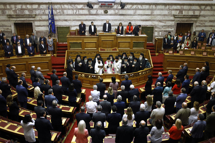 Ιερώνυμος σε Βούτση: Τα σπίτια μας καίγονται και εμείς τραγουδάμε - εικόνα 5