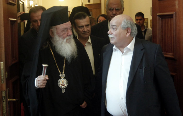 Ιερώνυμος σε Βούτση: Τα σπίτια μας καίγονται και εμείς τραγουδάμε