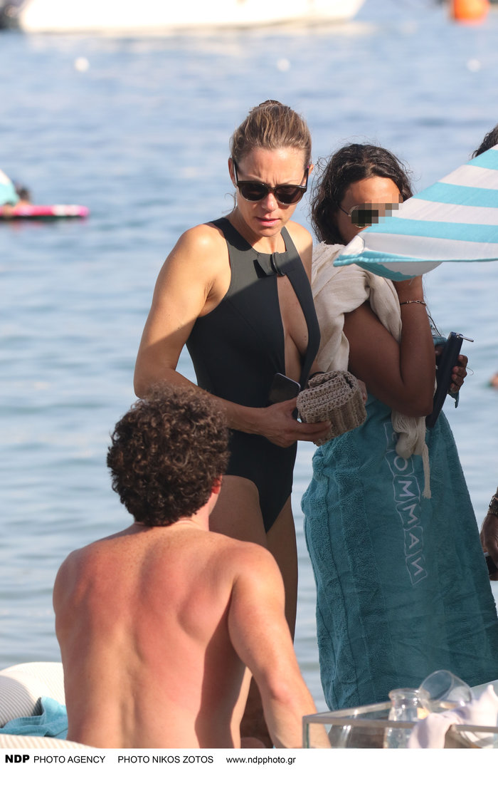 Βίκυ Καγιά: Το εκπληκτικό ολόσωμο μαγιό της και το προκλητικό sideboob - εικόνα 2
