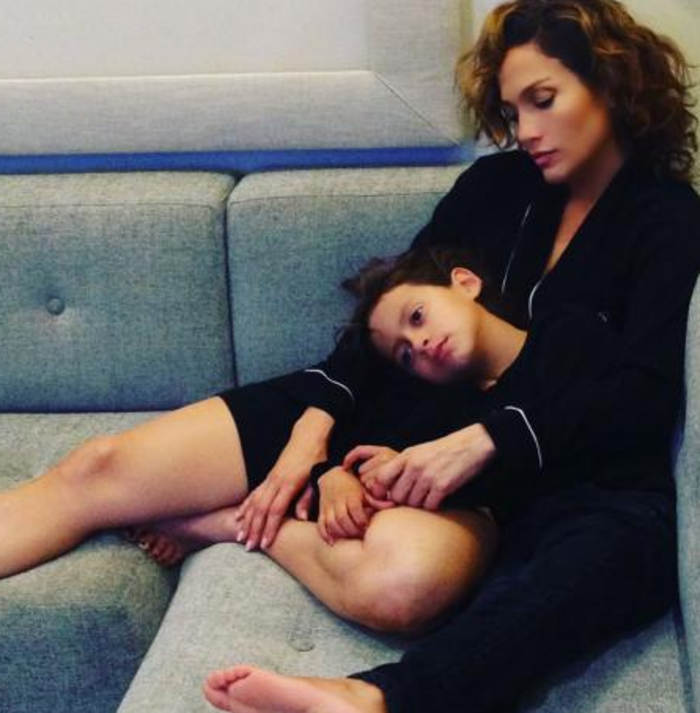 Χαλαρή η Λόπεζ, αγκαλιά με τον 8χρονο γιο της