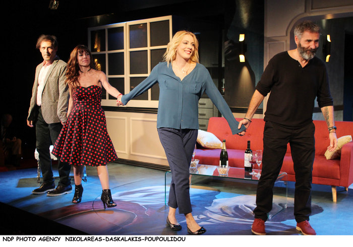 Το τρυφερό φιλί του Ντίνου Καρύδη στην Σμαράγδα - εικόνα 4