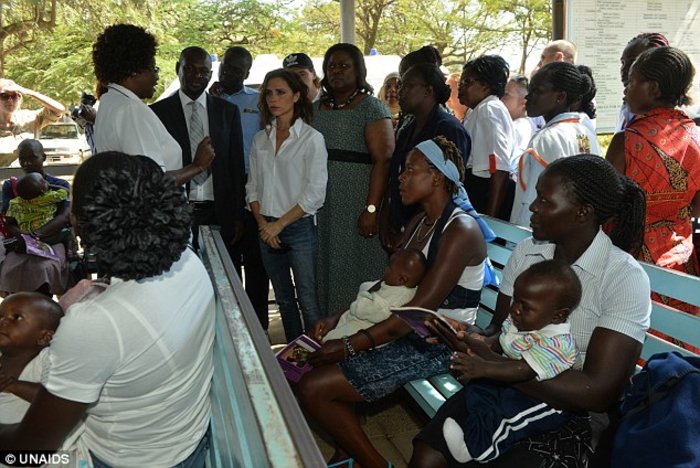 Στην Κένυα η Bικτόρια Μπέκαμ για καλό σκοπό [ΕΙΚΟΝΕΣ] - εικόνα 3