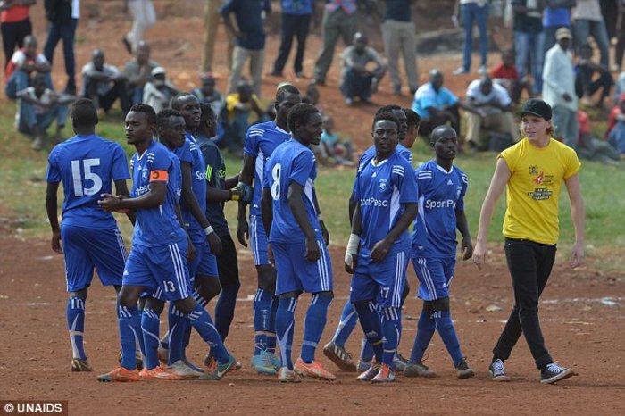 Στην Κένυα η Bικτόρια Μπέκαμ για καλό σκοπό [ΕΙΚΟΝΕΣ] - εικόνα 5