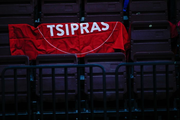 FAZ: Σαραβαλιασμένος ο «θρόνος» του Τσίπρα