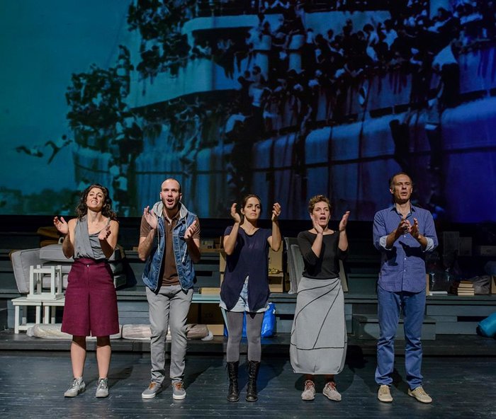 PHONE HOME - Μία τριεθνής θεατρική παράσταση ανεβαίνει στην Αθήνα