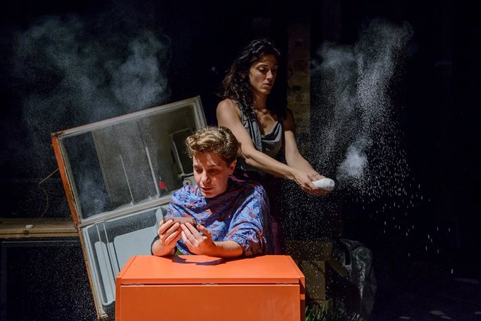 PHONE HOME - Μία τριεθνής θεατρική παράσταση ανεβαίνει στην Αθήνα - εικόνα 2