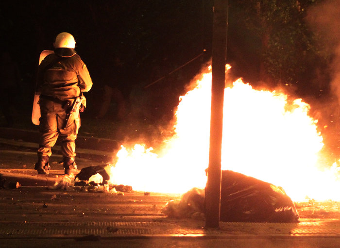 Μολότοφ και συλλήψεις στα επεισόδια γύρω από το Πολυτεχνείο - εικόνα 4