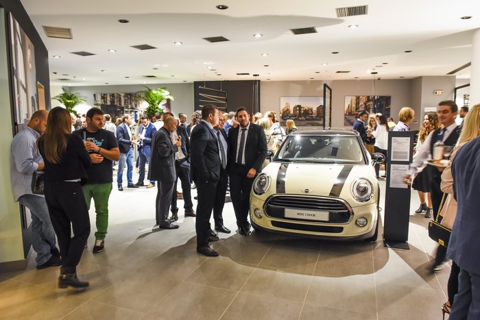 Εγκαίνια για το νέο λαμπερό showroom MINI της Σπανός Α.Ε.