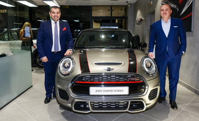 Ο πρόεδρος και διευθύνων σύμβουλος του BMW Group Hellas, Karim Christian Ηaririan (δεξιά) με τον ιδιοκτήτη της MINI Σπανός Α.Ε. Γιώργο Σπανό