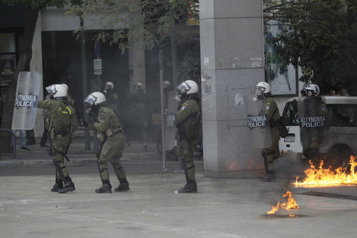 Μεγάλες πορείες, μολότοφ και επεισόδια στο Σύνταγμα