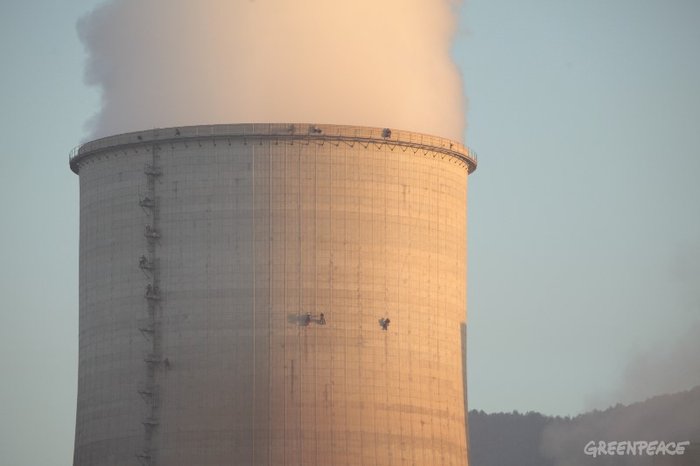 Σε πύργο 130 μέτρων στην Πτολεμαΐδα ακτιβιστές της Greenpeace