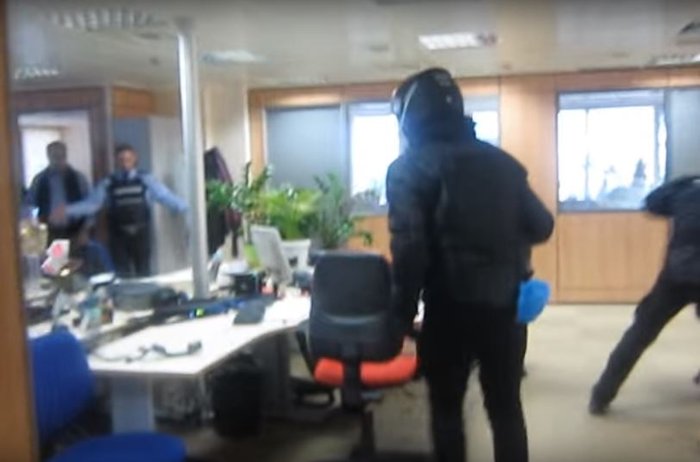 Η επίθεση με βαριοπούλες του Ρουβίκωνα στον Τειρεσία