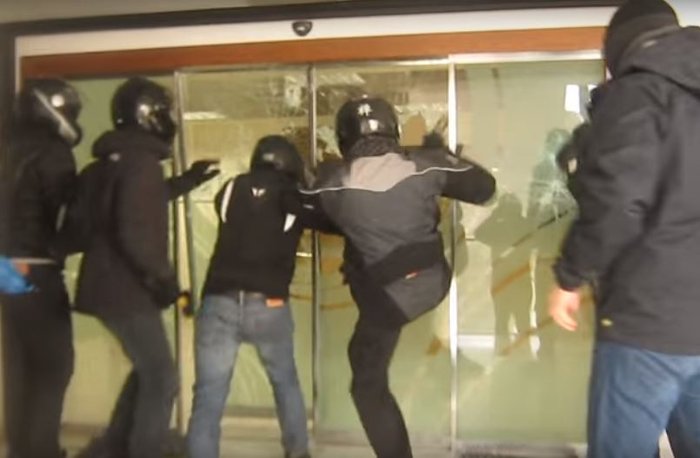 Η επίθεση με βαριοπούλες του Ρουβίκωνα στον Τειρεσία - εικόνα 2
