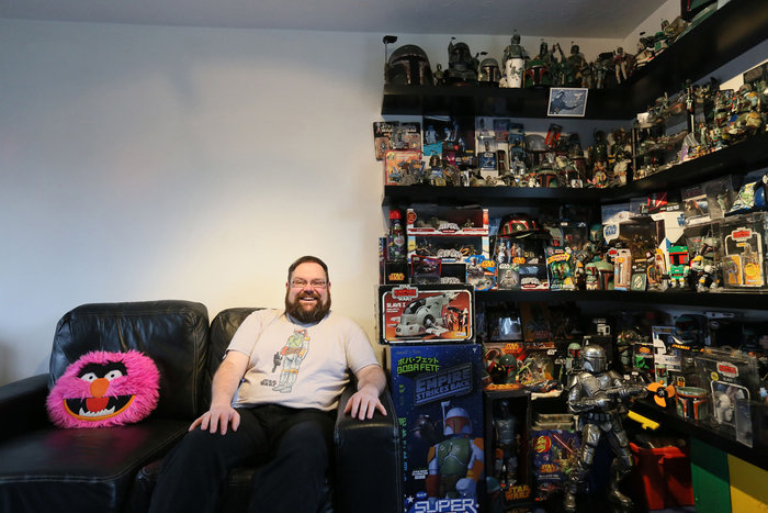 Ο 38χρονος συλλέκτης Star Wars, Matt Booker, φωτογραφίζεται δίπλα σε μερικά κομμάτια από τη συλλογή του για τον Boba Fett στο σπίτι του στο Corsham του Wiltshire, στις 24 Νοεμβρίου 2015. Ο Matt λέει ότι στη συλλογή του έχει πάνω από 8.000 κομμάτια για τον Boba Fett. Φωτο: Paul Hackett / Reuters