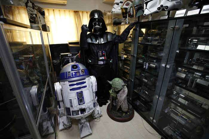 Ο φαν του Star Wars και επιχειρηματίας Testuyuki Nakagawa, 50 ετών, ντυμένος σαν Darth Vader, μπροστά από τη συλλογή του Star Wars στο σπίτι του στο Τόκιο της Ιαπωνίας, στις 24 Νοεμβρίου 2015. Ο Nakagawa δήλωσε ότι η σύζυγός του δεν μπορεί να καταλάβει γιατί αγοράζει τόσα πολλά lightsabers. Φωτο: Issei Kato / Reuters