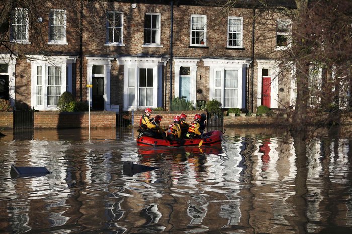 20 συγκλονιστικές φωτογραφίες από την πλημμυρισμένη Βόρεια Αγγλία - εικόνα 2