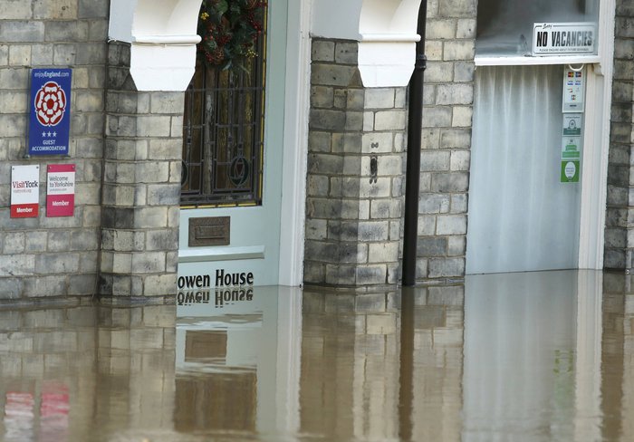 20 συγκλονιστικές φωτογραφίες από την πλημμυρισμένη Βόρεια Αγγλία - εικόνα 6