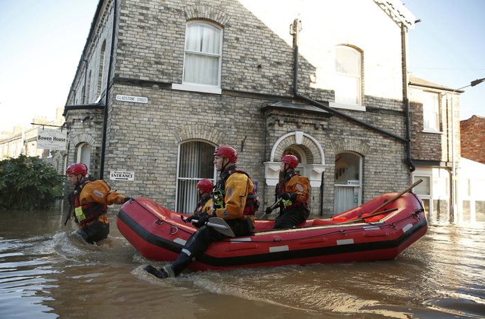 20 συγκλονιστικές φωτογραφίες από την πλημμυρισμένη Βόρεια Αγγλία - εικόνα 7
