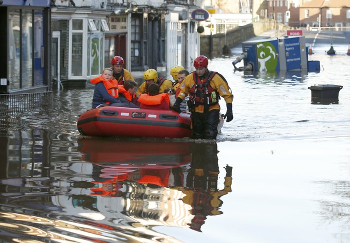 20 συγκλονιστικές φωτογραφίες από την πλημμυρισμένη Βόρεια Αγγλία - εικόνα 9