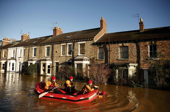 20 συγκλονιστικές φωτογραφίες από την πλημμυρισμένη Βόρεια Αγγλία - εικόνα 12