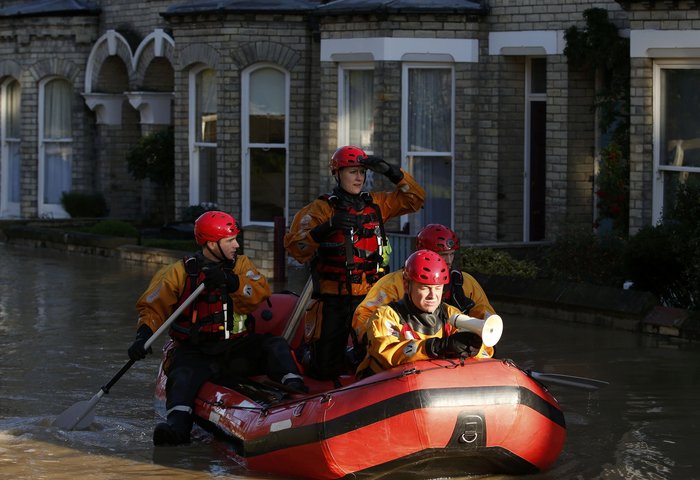 20 συγκλονιστικές φωτογραφίες από την πλημμυρισμένη Βόρεια Αγγλία - εικόνα 13