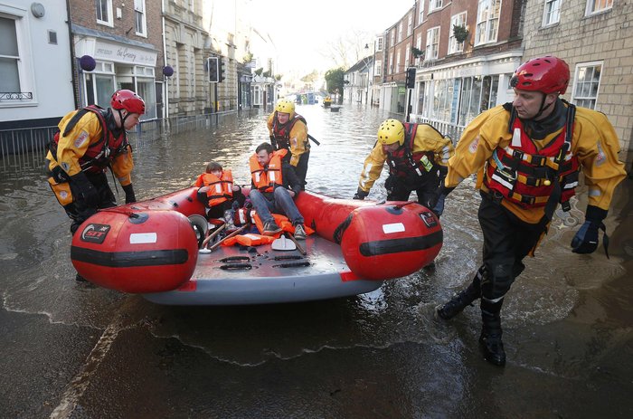 20 συγκλονιστικές φωτογραφίες από την πλημμυρισμένη Βόρεια Αγγλία - εικόνα 15
