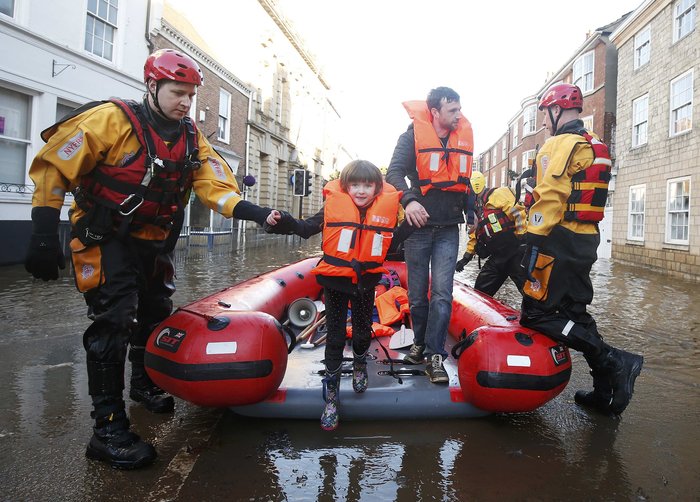 20 συγκλονιστικές φωτογραφίες από την πλημμυρισμένη Βόρεια Αγγλία - εικόνα 16
